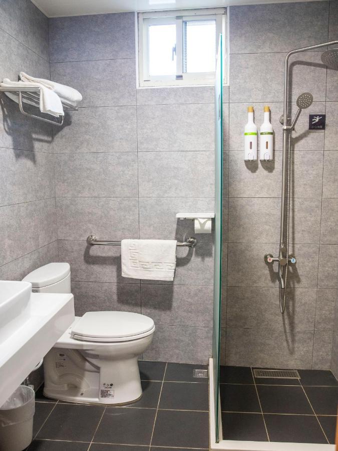 Holiday Hotel Нанган Екстериор снимка
